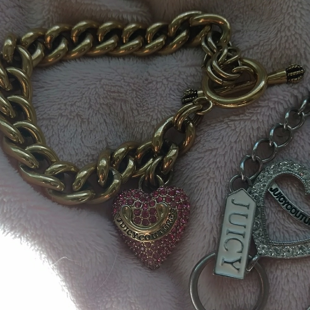 2 Juicy Necklace, 1 bracelet.